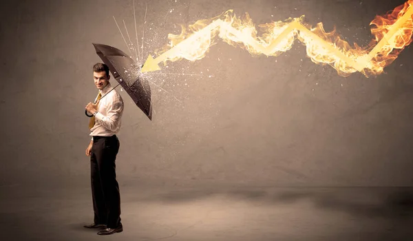 Hombre de negocios defendiéndose de una flecha de fuego con un paraguas — Foto de Stock
