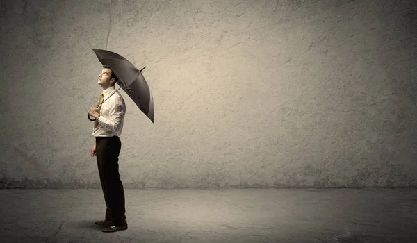 Bonito homem de negócios segurando guarda-chuva com backgroun espaço cópia — Fotografia de Stock