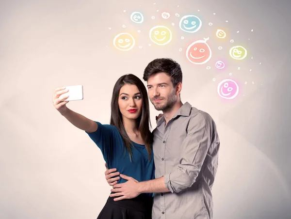 Glückliches Paar macht Selfie mit Smiley — Stockfoto