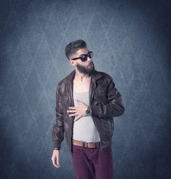 Szakállas hipster áll elegáns ruhákban — Stock Fotó