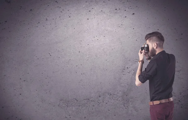 Hipster guy with vintage camera and beard — Stock Photo, Image