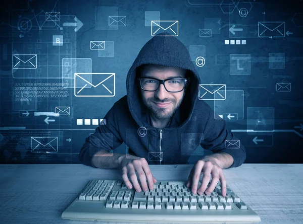 Eindringling hackt E-Mail-Passwörter — Stockfoto