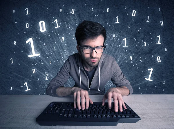Intruso online geek cara hacking códigos — Fotografia de Stock
