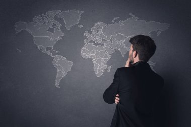 Dünya haritası olan iş adamı