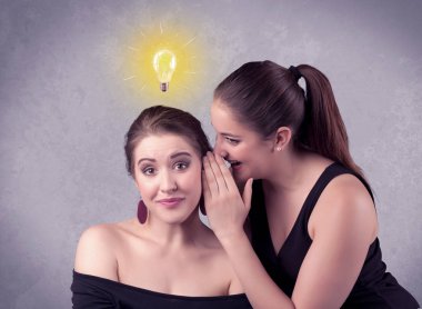 Kız onu kız arkadaşına gizli şeyler söylüyorum