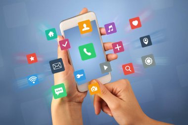 Akıllı telefon tutan bir kadın.