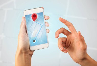 Akıllı telefon tutan bir kadın.