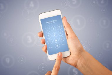 Akıllı telefon tutan bir kadın.