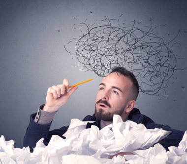 İşadamı buruşuk kağıt üzerinde