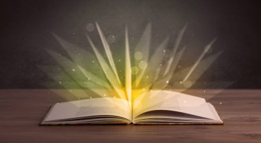 Kitap üzerinde sarı ışık 