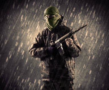 Yağmurlu arka plan üzerinde Maskeli silahlı terörist adam