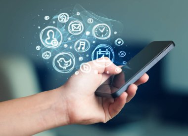 El smartphone telefon app seçenekleri ile tutarak