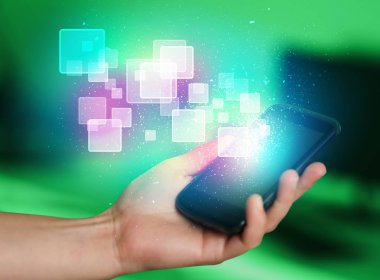 Soyut parlayan kareler ile akıllı telefon tutan el