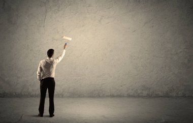 Boş duvarda duran tekerlekli patenci.