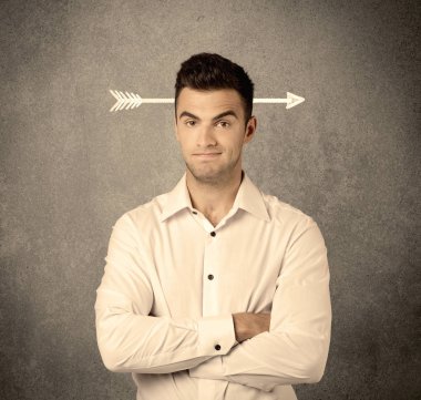 Kafasına bir ok ile genç pazarlamacı