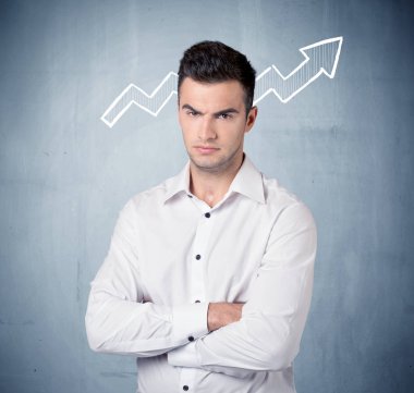 Grafik ok ile gülümseyen iş adamı