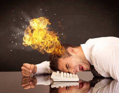 Stresli iş adamının kafası yanıyor.