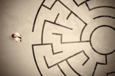 Dairesel labirent bir şekilde arayan iş adam kaybettim