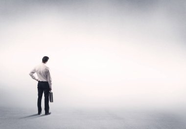 Boş beyaz arkaplanı olan satıcı