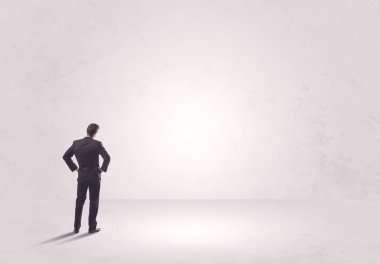 Saf hiçliğin içinde duran bir finans işçisi