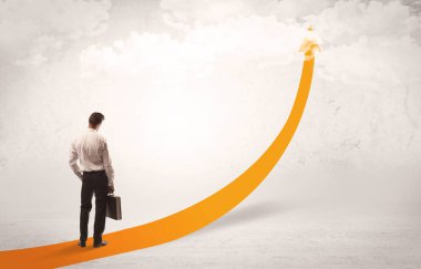 Turuncu ok üzerinde duran iş kişi