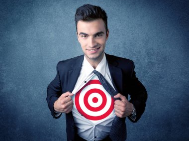 İş adamı göğsünde hedef işareti olan gömleğini yırtıyor.