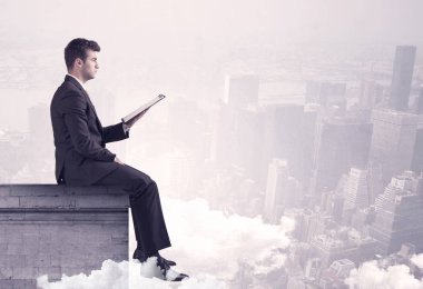 Satış elemanı şehrin sınırında oturuyor.