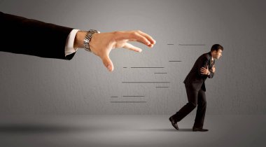 İş adamı büyük bir elden kaçıyor.