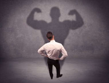 Güçlü gölgesi olan başarılı bir iş adamı.