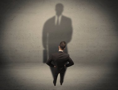 İş adamı büyük gölge kavramına bakıyor