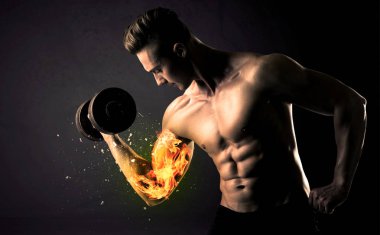 Vücut geliştirme sporcusu ateşli kol konseptiyle ağırlık kaldırıyor