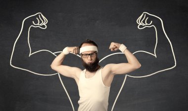 Çekici kasları olan zayıf genç bir adam.