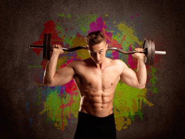 Renkli duvarı ve kilosu olan güçlü bir adam.