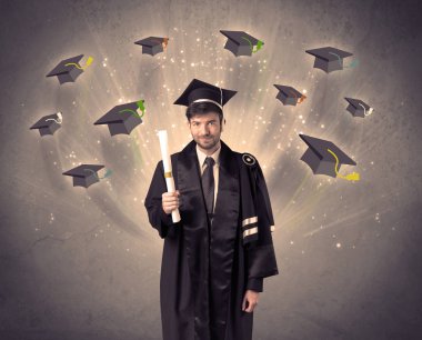 Birçok uçan şapkayla üniversite mezunu.