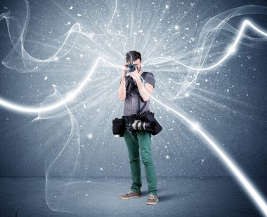 Dinamik çizgileri olan profesyonel fotoğrafçı.