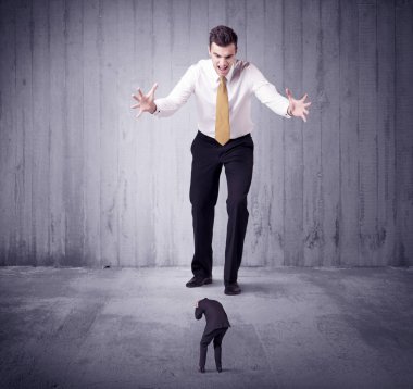 Büyük patron küçük iş adamına lokma atıyor.