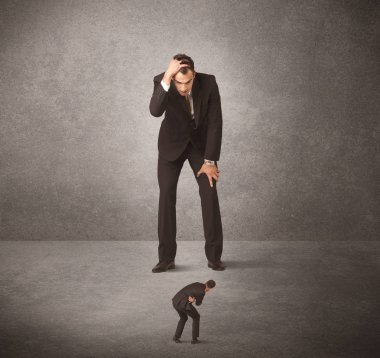 Büyük iş adamı küçük işçilere bakıyor.