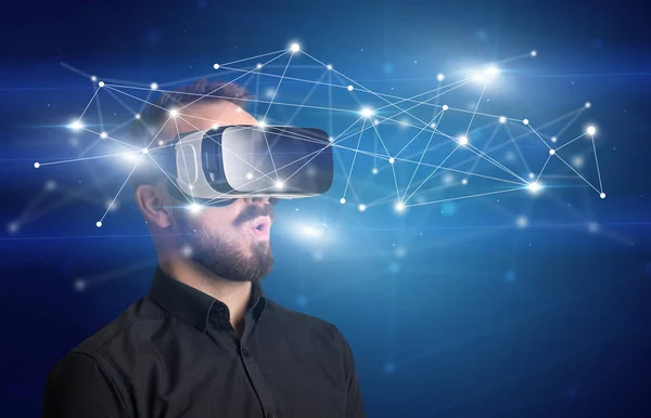 Affärsman med virtuell verklighet glasögon — Stockfoto