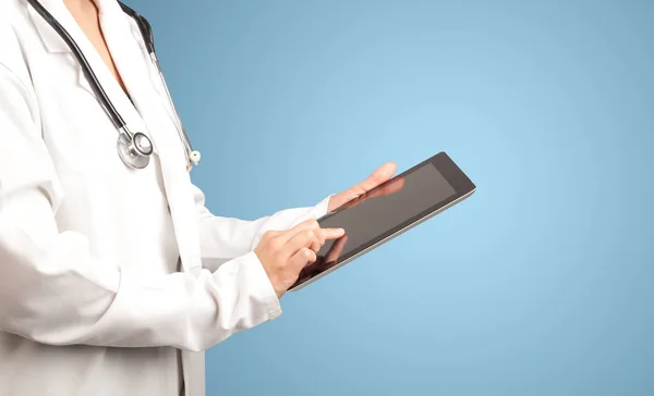 Vrouwelijke arts met Tablet PC — Stockfoto