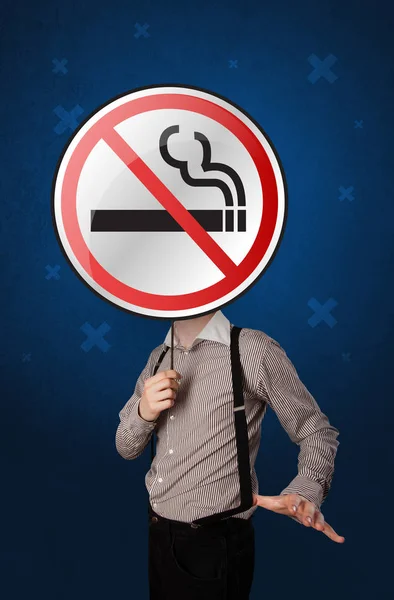 商人拿着禁止吸烟标志 — 图库照片