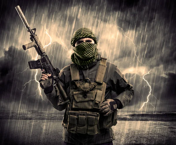 Nebezpečné ozbrojený terorista s maskou a zbraň v bouřce wi — Stock fotografie