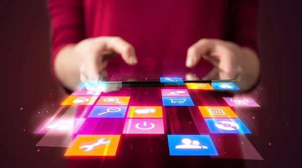Perangkat tablet genggam tangan dengan aplikasi media — Stok Foto