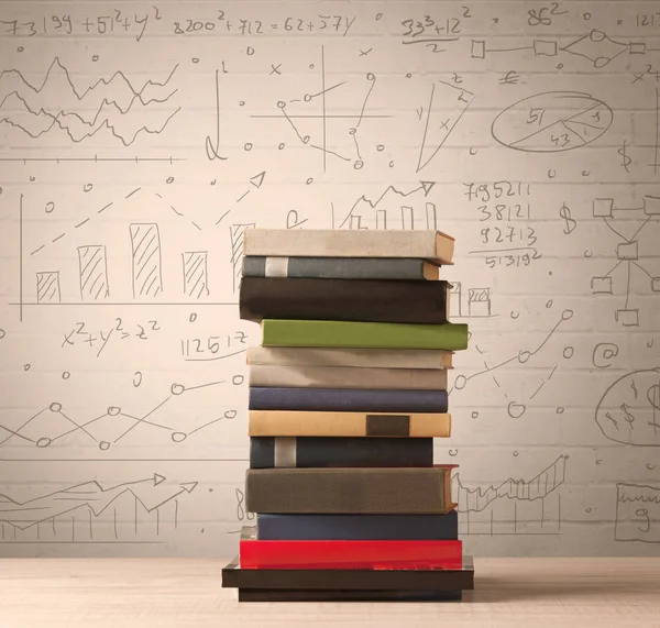 Un montón de libros con fórmulas matemáticas escritas en estilo doodle — Foto de Stock