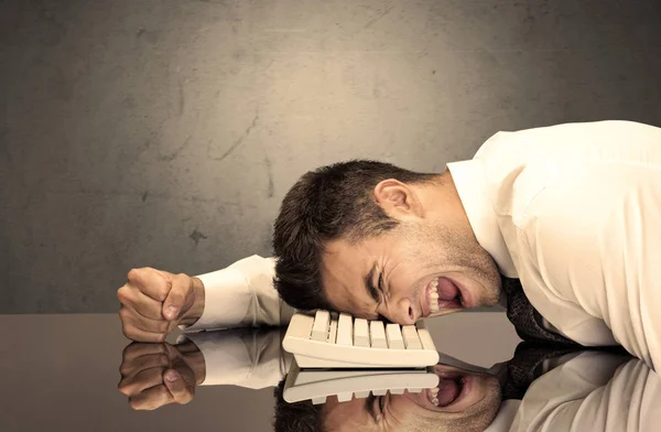 Frustrada cabeza de hombre de negocios en el teclado —  Fotos de Stock