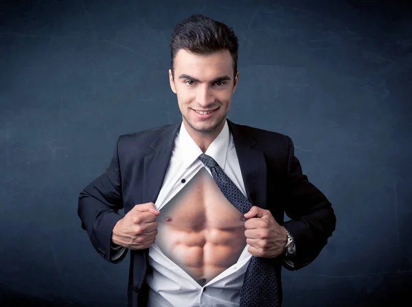 Empresario arrancando camisa y mostrando cuerpo mucular — Foto de Stock