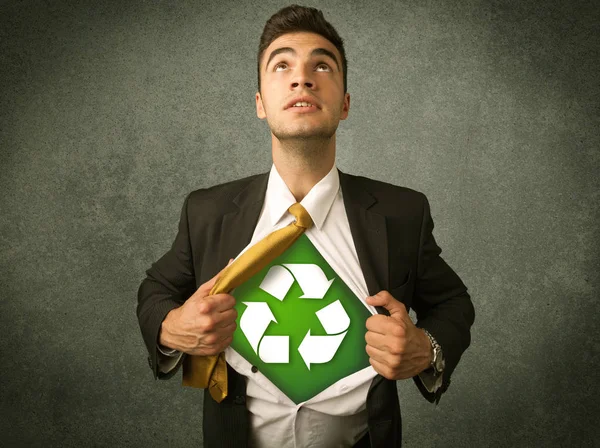 Homme d'affaires écologiste arrachant chemise avec panneau de recyclage — Photo