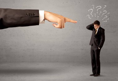 Kafası karışmış bir çalışan patrondan emir alıyor.