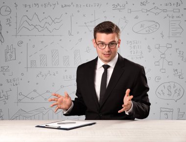 Masada oturan bir iş adamı.