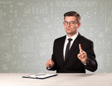 Masada oturan bir iş adamı.