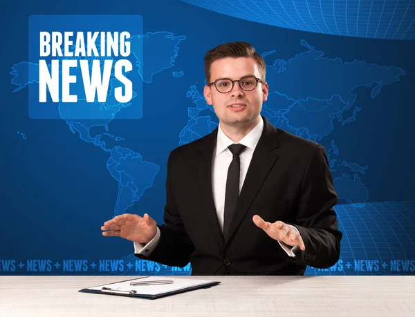 Television presenter in front telling breaking news with blue mo — Stock Photo, Image